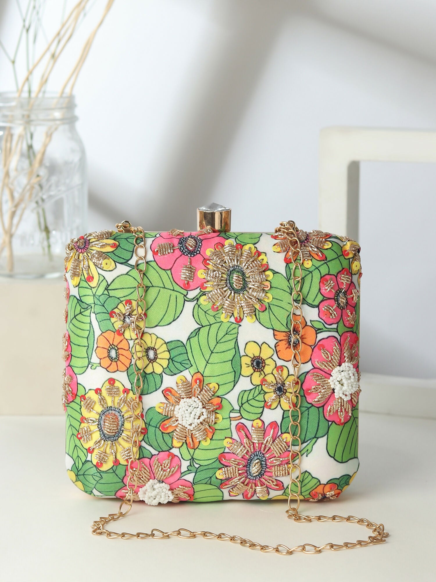 Floral outlet clutch