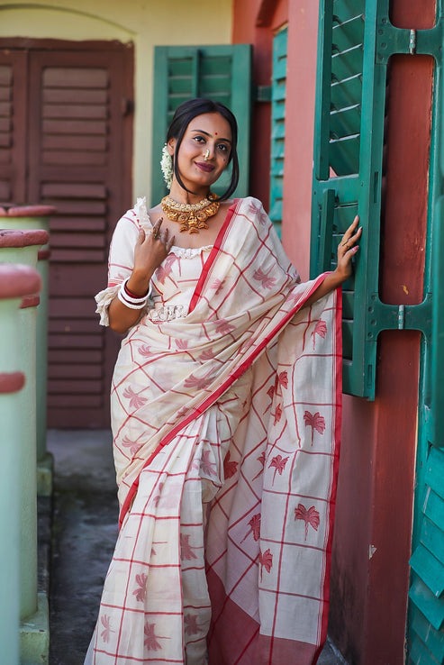 Lady in Jalgaon Handwoven Cotton Jamdani Saree