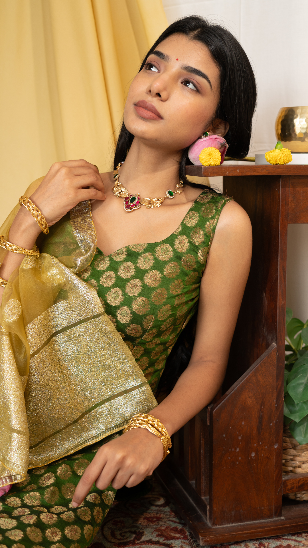 Urvi Gold Set