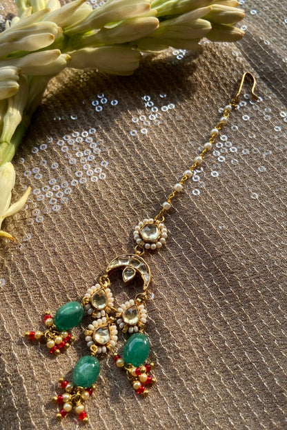 Kaavni Chaand Mangtika with Green Stones