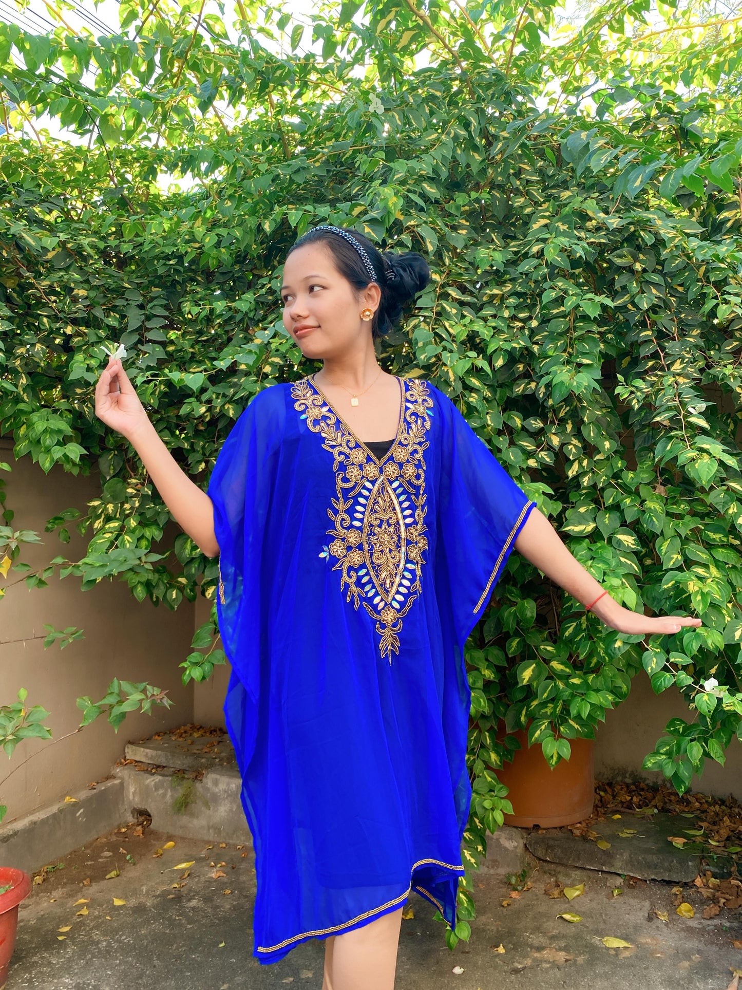 Mahnoor Short Kaftan with Golden Embroidery