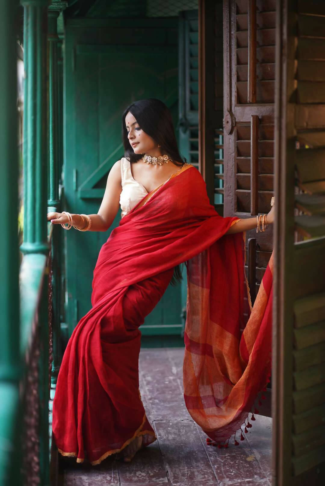 Image of Indian traditional Beautiful Woman Wearing an traditional Saree  And Posing On The Outdoor With a Smile Face-XM041963-Picxy