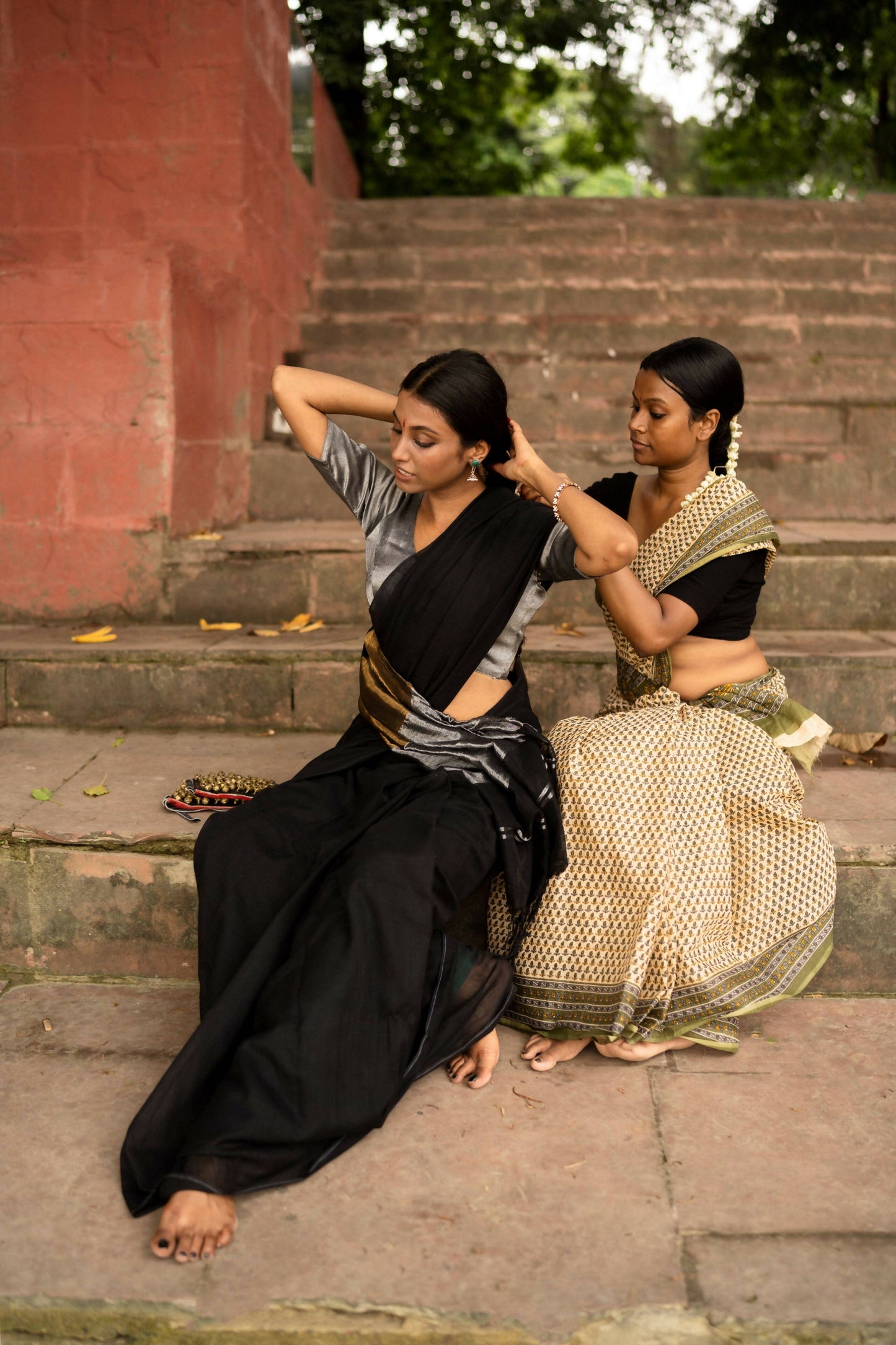 Aaja Nachle Black Cotton Saree With Zari Pallu