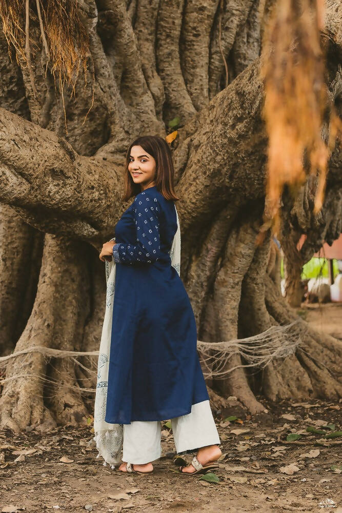 Simple kurta and heavy accessories gel together like anything!! |  Photography poses women, Photoshoot poses, Girl photo poses
